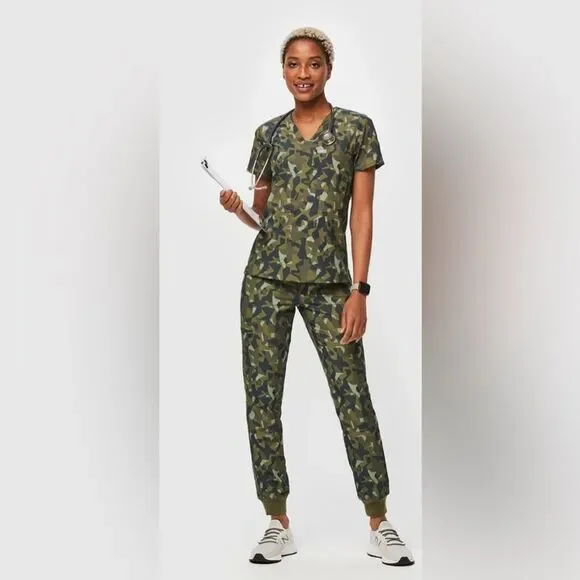 NWT FIGS X FREE PRINTED SCRUB SET - Picture 1 of 2